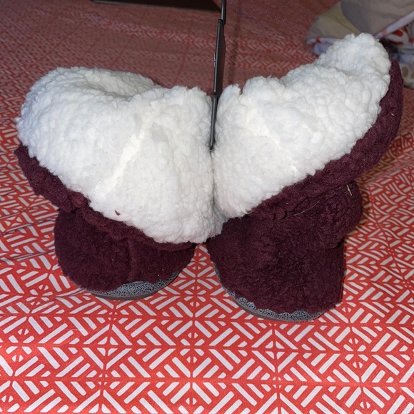 NEW!! Cuddle Duds comfortable house shoes - Picture 3 of 8
